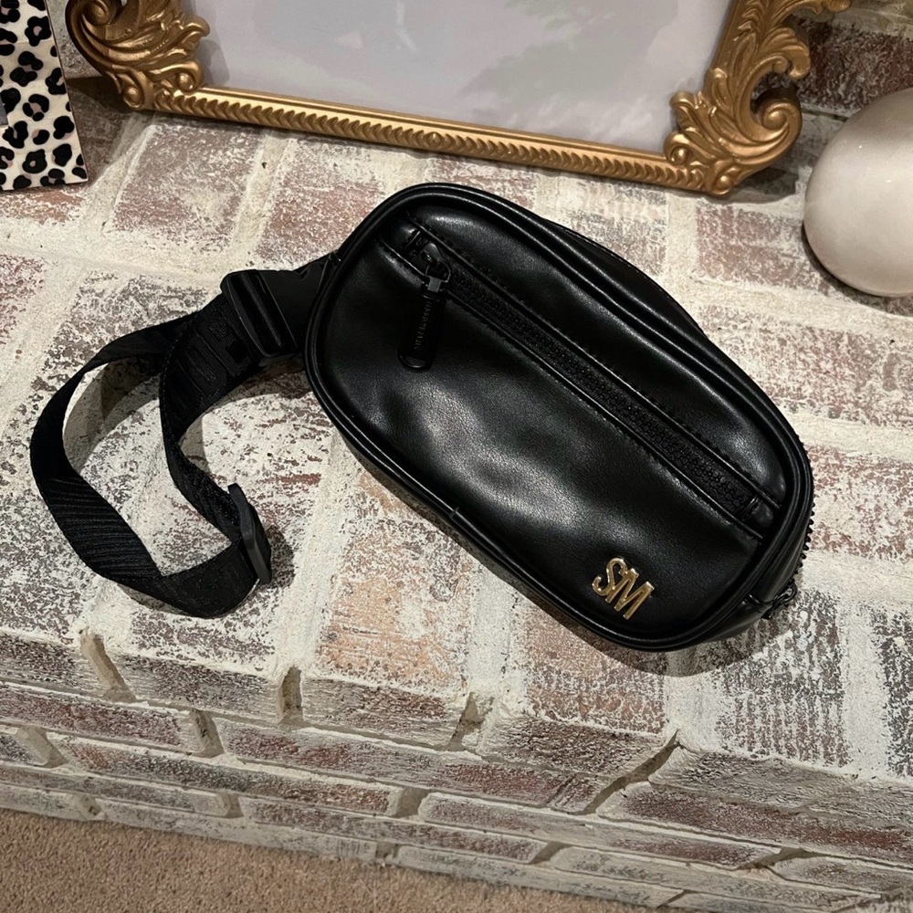 Steve Madden Lamby Wide Fanny Pack Waist Bag.
